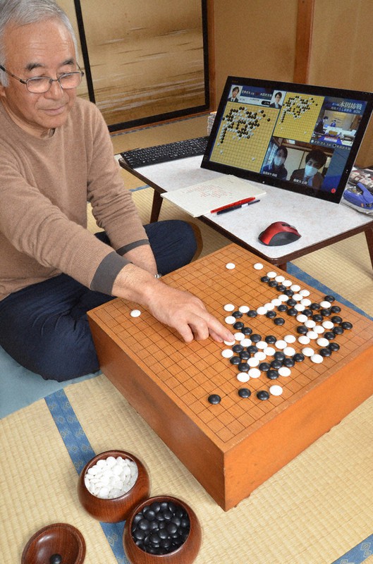 本因坊戦第2局をインターネットで視聴して碁盤に再現し、対局の行方を見守る三杉祐造さん=秋田県能代市の自宅で2021年5月25日、田村彦志撮影