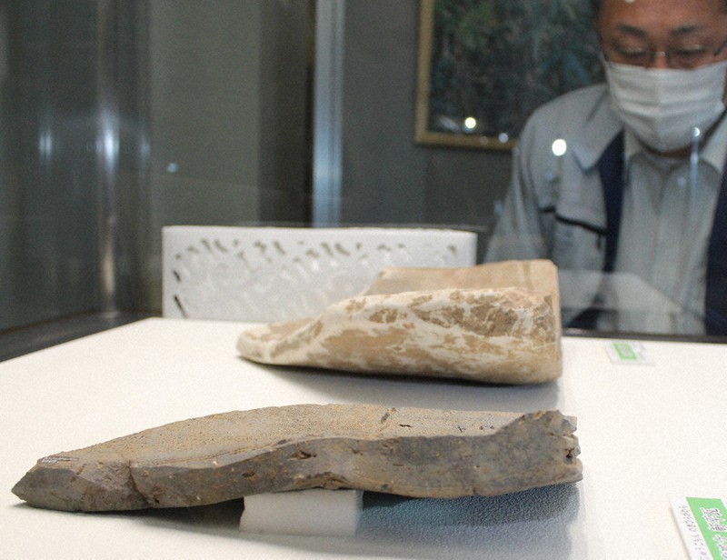 高善庵遺跡で見つかった古代瓦(手前)。断面がひずんでいて、瓦窯で焼かれて不良品として廃棄された可能性があるという=福井県美浜町歴史文化館で、大島秀利撮影