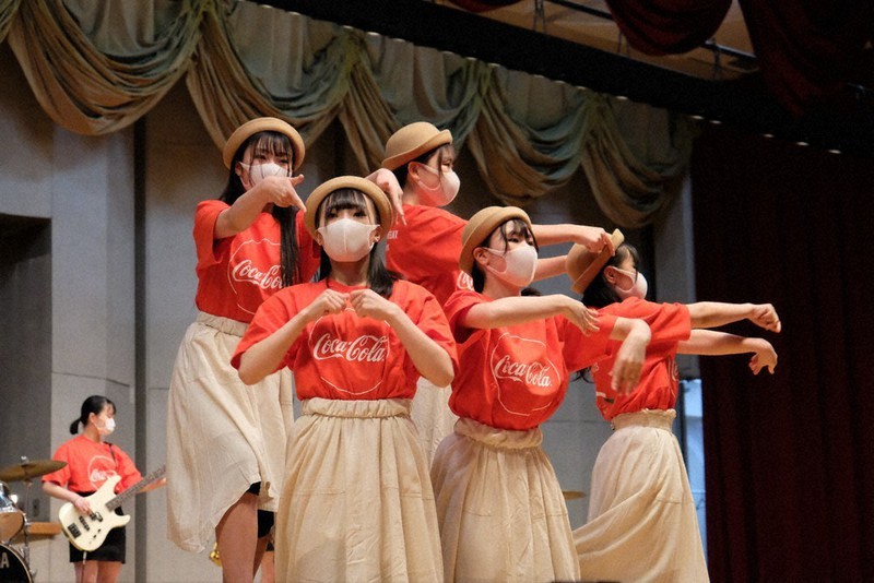 聖火リレー 式典中止も 努力の成果披露 華頂女子高生がダンスと演奏 京都 毎日新聞