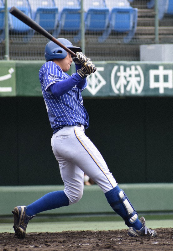 【JFE西日本-シティライト岡山】七回裏シティライト岡山2死一、二塁、佐々木良が右前適時打を放ち1点差に迫る=岡山県倉敷市のマスカットスタジアムで、山口敬人撮影