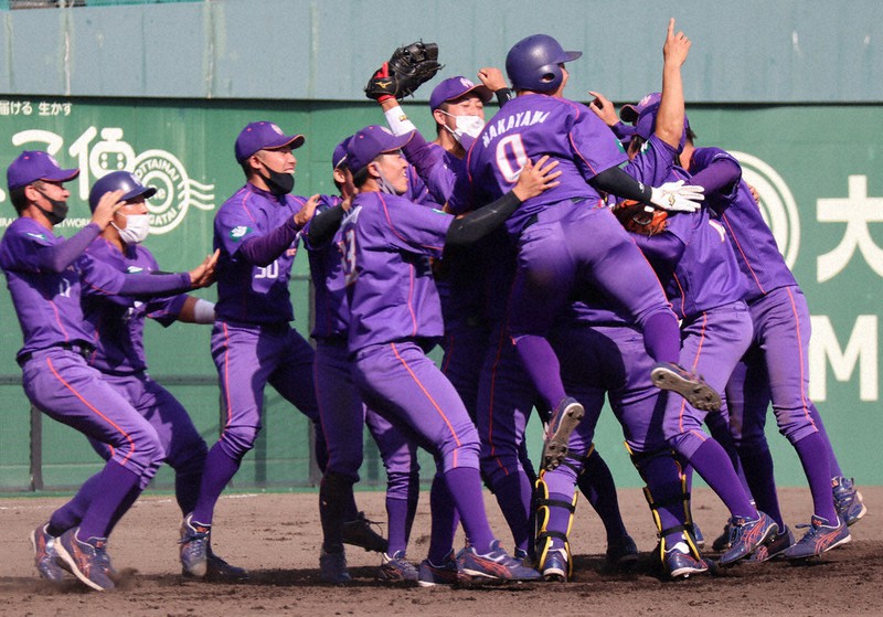 【JR西日本-伯和ビクトリーズ】JR西日本に逆転勝ちし、第1代表を獲得して喜ぶ伯和ビクトリーズのナインら=岡山県倉敷市のマスカットスタジアムで、堤浩一郎撮影