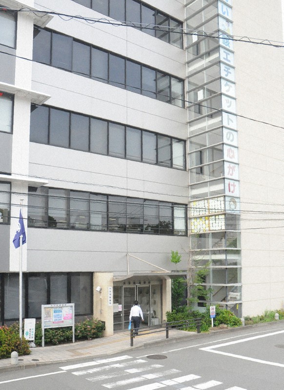 新型コロナの感染者急増に伴い時間外労働する職員が増えた大分市保健所=大分市で2021年5月25日、石井尚撮影