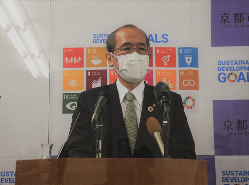 新型コロナワクチン集団接種の予約方法の変更を発表した門川大作京都市長=市役所で2021年5月26日午前10時28分、添島香苗撮影