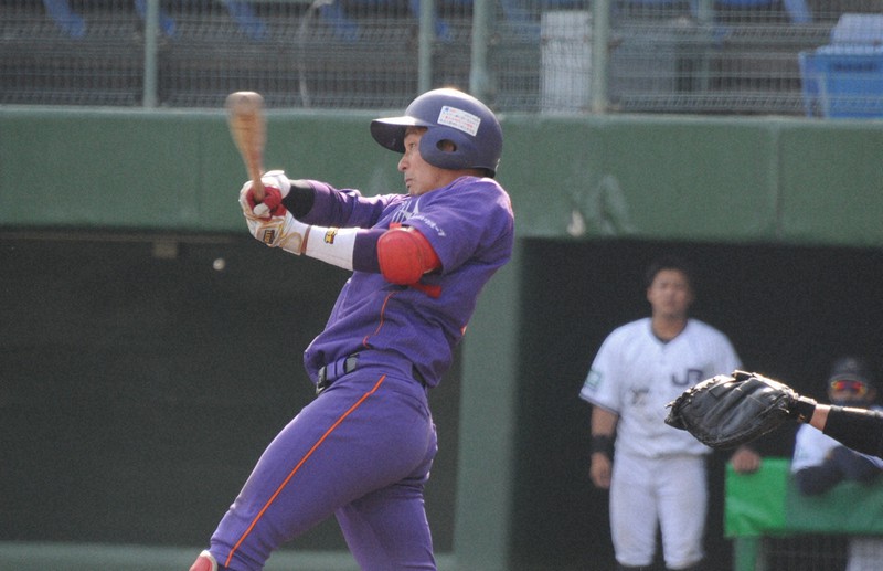 【JR西日本-伯和ビクトリーズ】八回裏2死一、三塁、伯和ビクトリーズの池田が左越え逆転本塁打を放つ=岡山・マスカットスタジアムで2021年5月25日午後3時49分、木村敦彦撮影