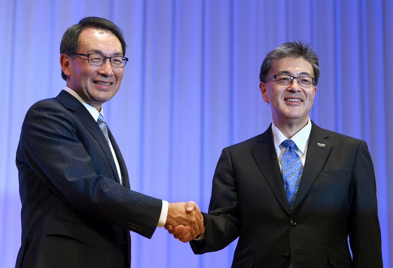 社長交代の記者会見後、握手するパナソニックの津賀一宏社長(左)と次期社長の楠見雄規常務執行役員=大阪市中央区で2020年11月13日、久保玲撮影