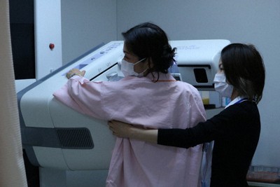 乳がん検診で使われるマンモグラフィー＝東京都新宿区で２０２０年１０月、熊谷豪撮影