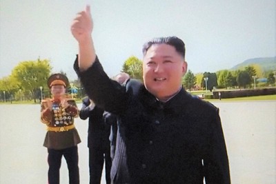 ４月の青年同盟大会出席者との記念撮影に臨んだ正恩氏＝朝鮮中央テレビから