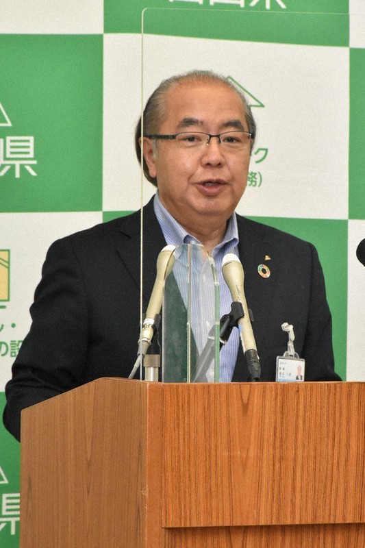 公道での聖火リレー中止を発表した新田八朗知事=富山市新総曲輪の富山県庁で、砂押健太撮影