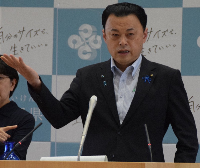 記者会見に臨む丸山達也知事=松江市殿町の島根県庁で、目野創撮影