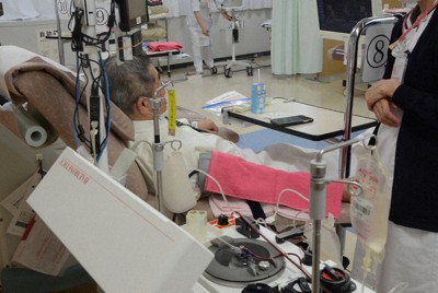 献血をする男性＝山中宏之撮影