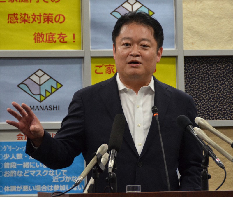 記者会見する長崎幸太郎山梨県知事=県防災新館で2021年5月27日午後4時34分、梅田啓祐撮影