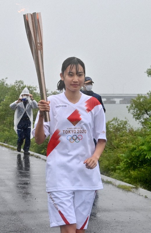 滋賀県1日目第2区間で走る森川心愛さん=同県守山市で2021年5月27日(代表撮影)