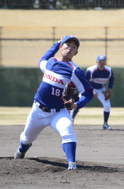 ホンダ鈴鹿の右腕・八木玲於=長野県上田市の県営上田野球場で2021年4月10日午前11時16分、森野俊撮影