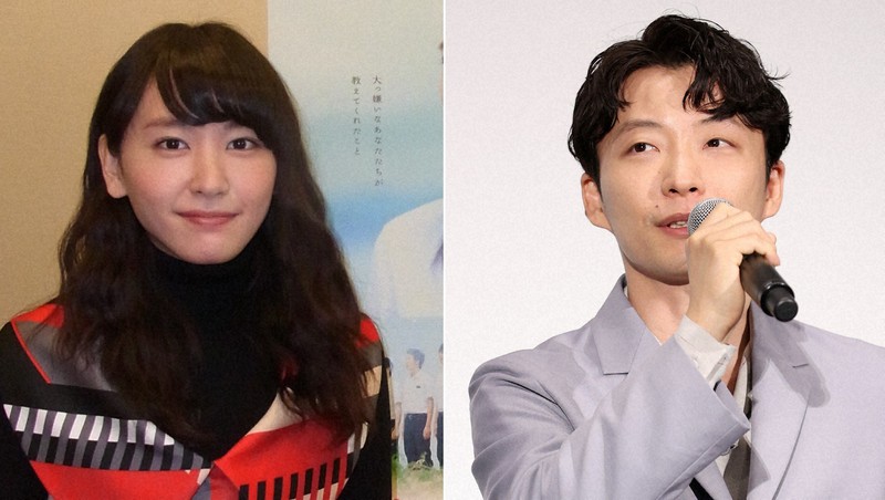 女優の新垣結衣さん(左)と俳優でミュージシャンの星野源さん