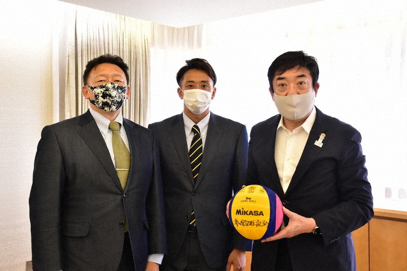 前橋市の山本龍市長(右)を表敬訪問した志賀光明選手(中央)。左は前橋商高時代の恩師で水球女子日本代表の本宮万記弘監督=前橋市役所で2021年5月25日、川地隆史撮影