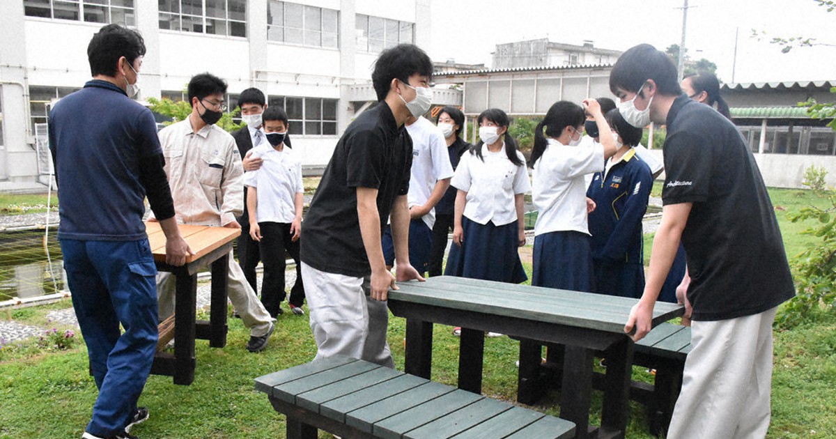 テーブルと長椅子 寄贈 下関工科高建築研究部 手作り 母校の中学校に 山口 毎日新聞