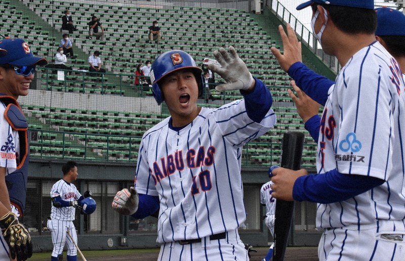 【苅田ビクトリーズ-西部ガス】三回裏西部ガス、4点目のホームを踏みチームメートと喜ぶ井手