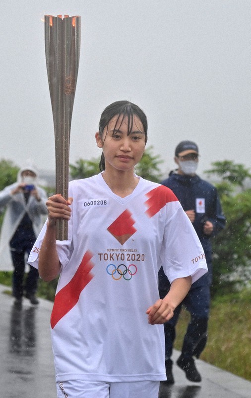 滋賀県1日目第2区間で走る森川心愛さん=同県守山市で2021年5月27日(代表撮影)