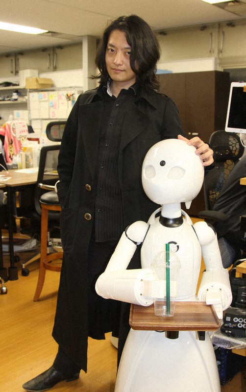 オリィ研究所の吉藤健太朗さん。分身ロボット「オリヒメD」と一緒に「寝たきりの先の憧れの社会」の実現に向けて、カフェをオープンする=東京都港区で
