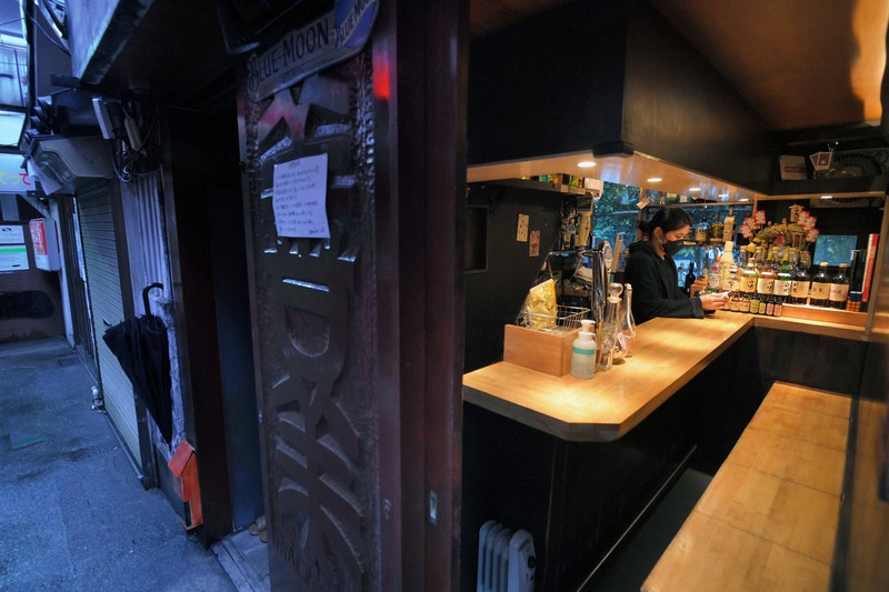 店の休業が続く中、再開に向けて準備する「のんべい横丁」のバー「amulet-d」店長の山嵜将臣さん=東京都渋谷区で2021年5月27日、手塚耕一郎撮影