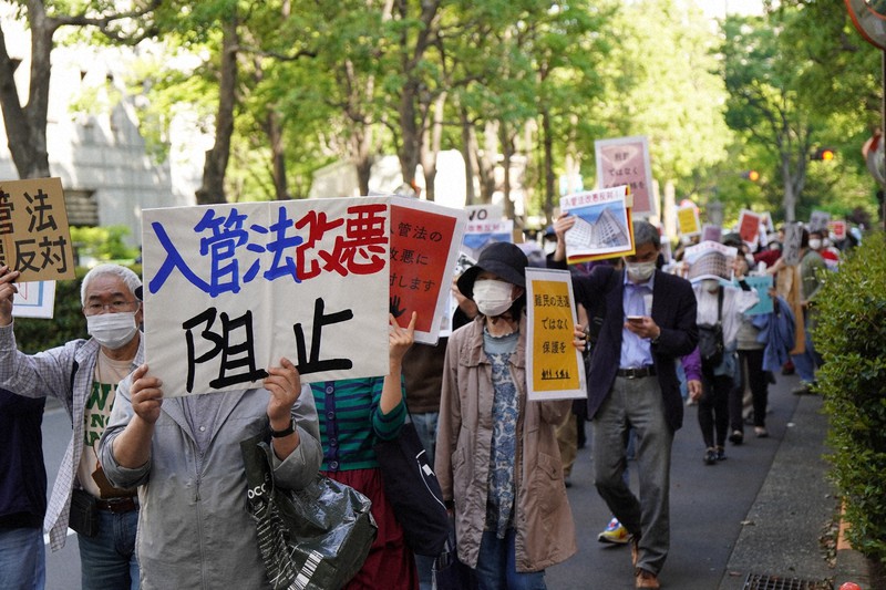 「入管法改悪阻止」を訴える市民ら=東京都千代田区で4月21日、井田純撮影