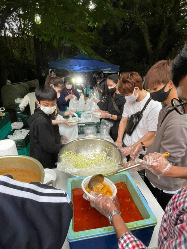 五輪やってる場合か 広がる貧困 炊き出しの列 過去10年で最多 毎日新聞