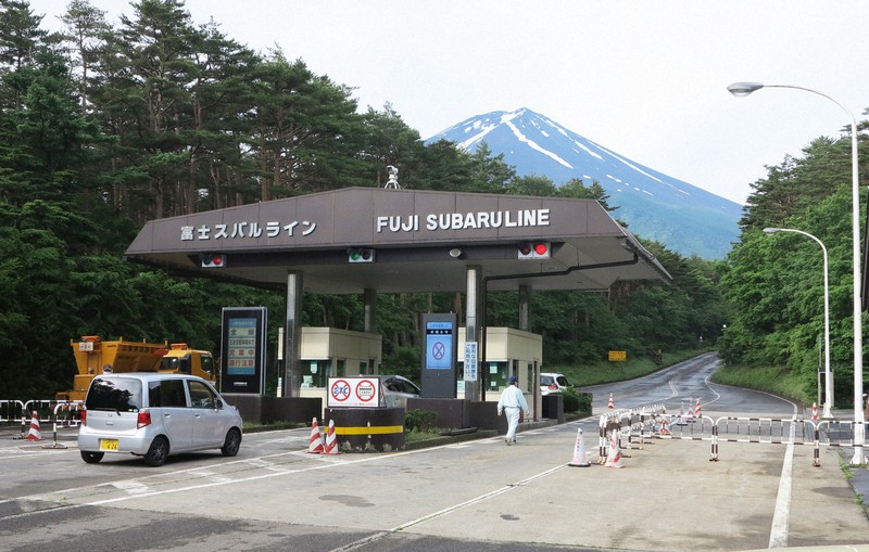 富士スバルラインの入り口ゲート=山梨県富士河口湖町で2020年6月15日午前7時13分、山本悟撮影