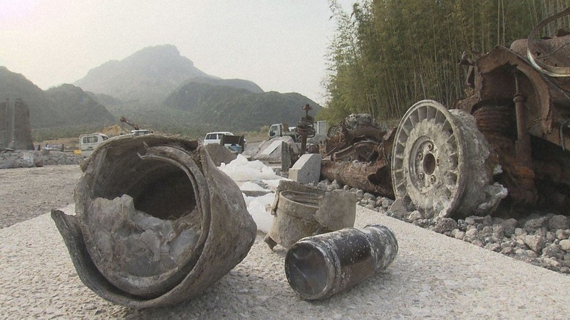 30年ぶりに掘り起こされた被災車両(右奥)とカメラレンズ