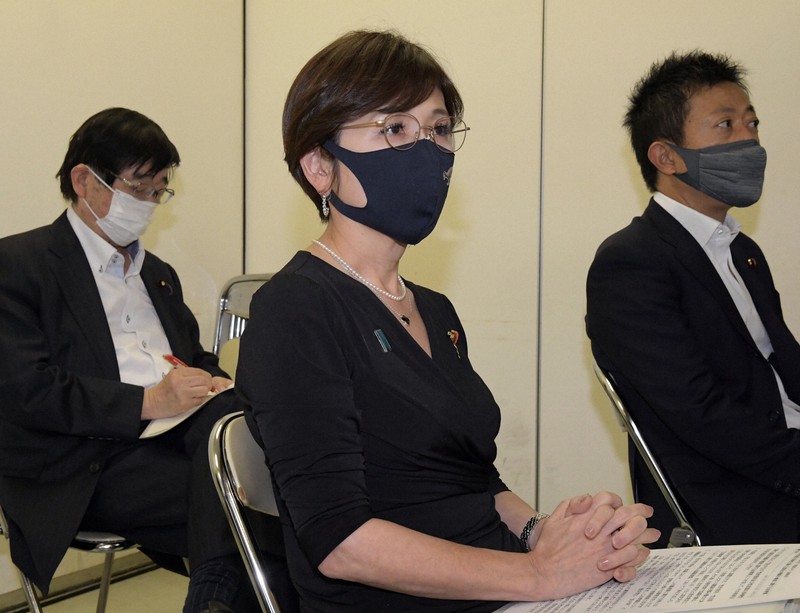 自民党総務会に臨む稲田朋美氏(中央)=東京都千代田区の同党本部で2021年5月28日午後1時32分、竹内幹撮影
