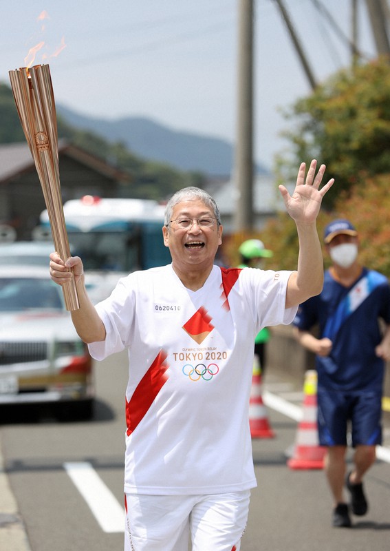 福井県1日目第4区間、笑顔で手を振る瓢家萬月(鳴尾健)さん=福井県若狭町で2021年5月29日(代表撮影)