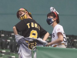 ももクロ 高城れにも肩を落とす敗戦 応援しテル と阪神 佐藤輝に声援送るもノーヒット スポニチ