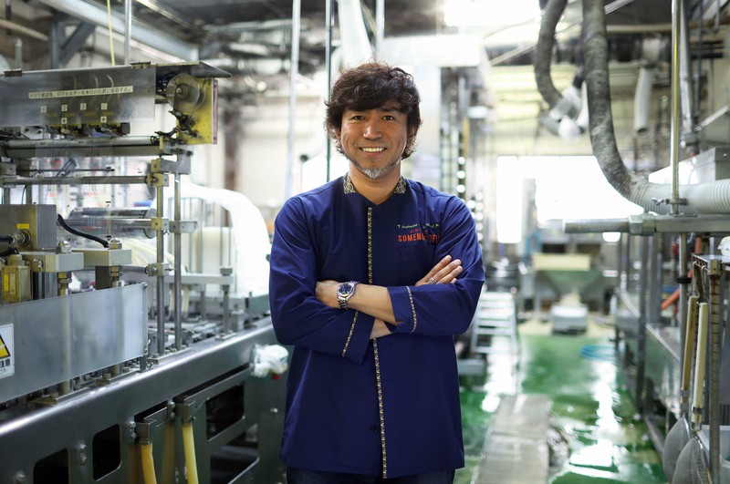 本店の工場に立つ染野屋の小野篤人社長=茨城県取手市で、小川昌宏撮影