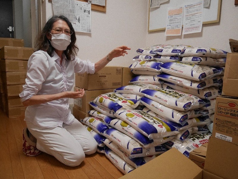 困窮するシングルマザーに送る米を前に、食料支援への思いを語るNPO法人「しんぐるまざあず・ふぉーらむ・関西」の山口絹子理事長=大阪市北区で2021年5月24日午後3時59分、野口由紀撮影