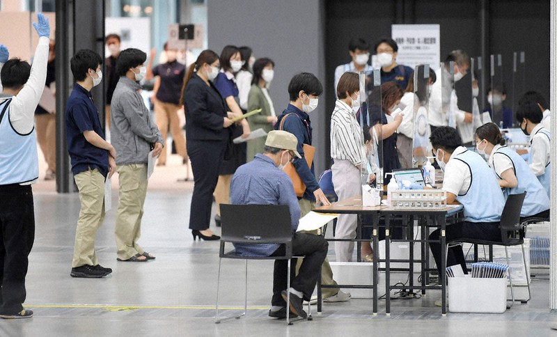 介護従事者らへの新型コロナワクチン優先接種が始まった福岡市の会場=福岡市博多区で2021年5月28日午後5時25分、津村豊和撮影