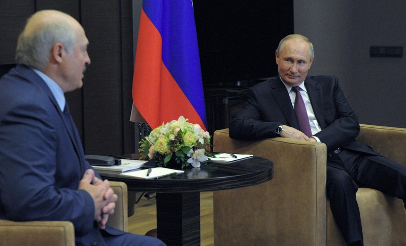 会談するロシアのプーチン(右)、ベラルーシのルカシェンコ両大統領=ロシア南部ソチで2021年5月28日、AP
