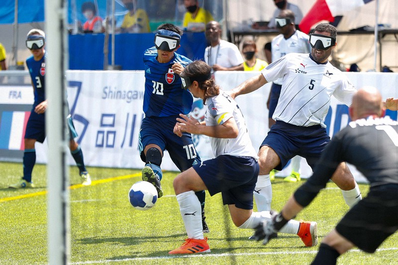 果敢に攻め込む日本代表のエース、川村怜(中央左)=日本ブラインドサッカー協会/鰐部春雄提供