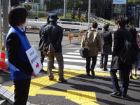 株主総会の会場への道順を示す案内＝東京都新宿区で2021年3月18日、今沢真撮影
