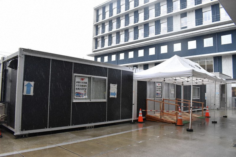 「小諸モデル」で新型コロナウイルス感染症ワクチンの集団接種を進める小諸市。接種は浅間南麓こもろ医療センターに隣接する会場で行われている=長野県小諸市相生町3で2021年5月27日、坂根真理撮影