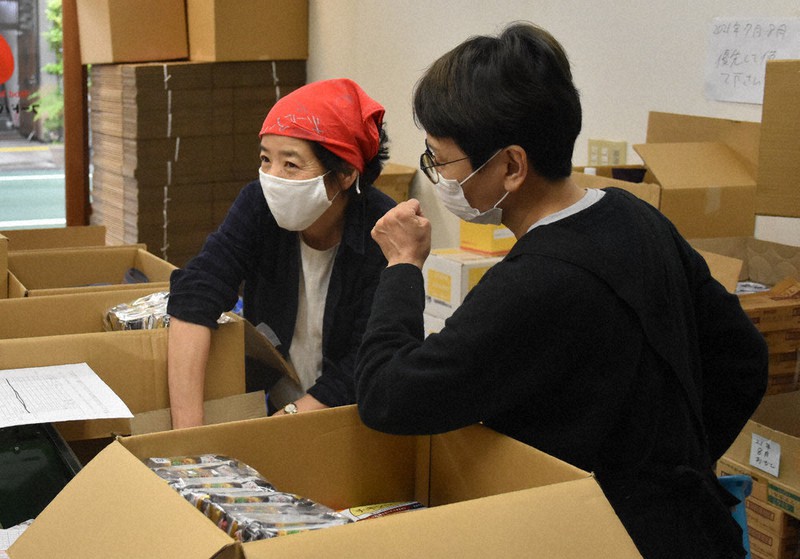 食品の仕分けをするボランティア=静岡市葵区のフードバンクふじのくにで2021年5月7日、渡辺薫撮影