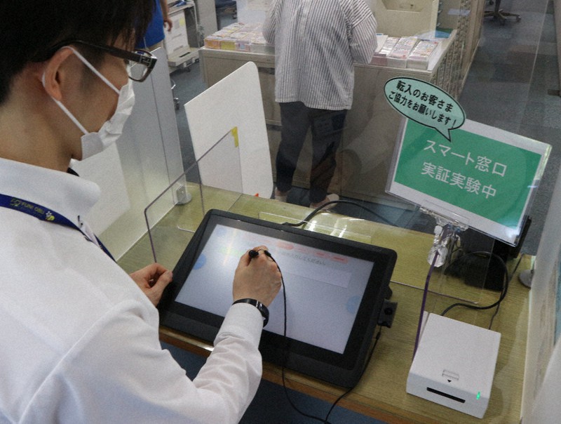 愛知県大府市が実証実験で設置した「スマート窓口」。専用タブレットのタッチパネルを操作する=同市役所市民課で2021年5月25日、黒尾透撮影