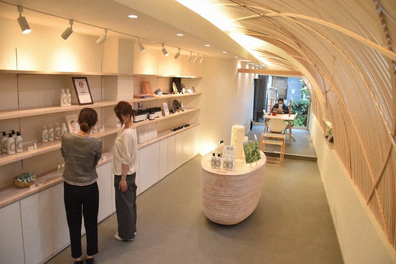 ロープウエー街にオープンする「愛媛シルクショールーム」=松山市大街道で2021年5月21日午前11時56分、斉藤朋恵撮影