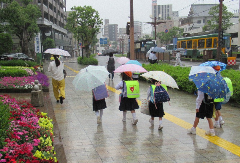 質問なるほドリ 梅雨入りの早さ どう判断するの ３０年分の平均と比較 平年値 １０年ごとに更新 回答 山崎あずさ 毎日新聞