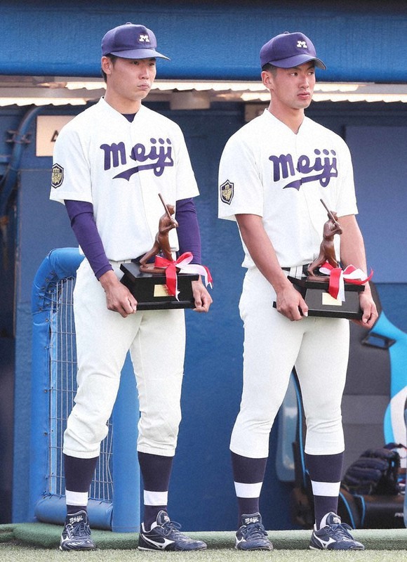首位打者賞を受賞した陶山(左)と山田陸=小出洋平撮影