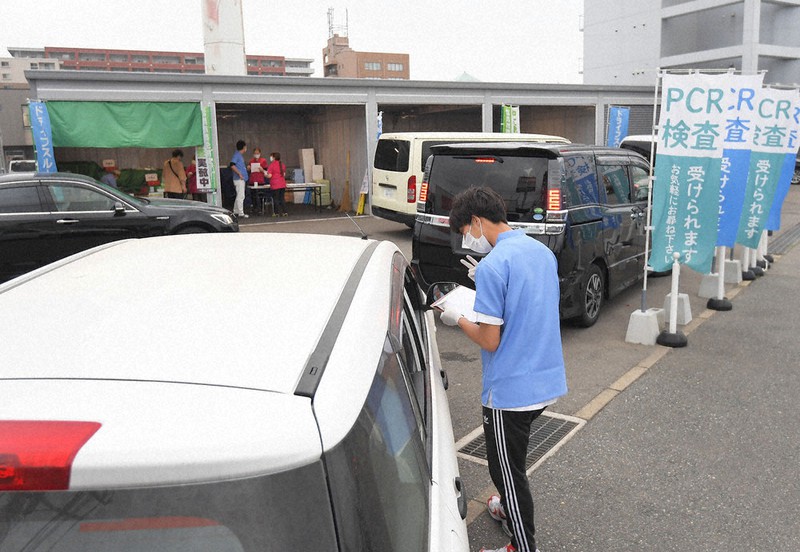 PCR検査を待つ人の車列ができた民間の検査機関。車に乗ったまま検査を受けられる=福岡市博多区で2021年5月17日午後5時59分、津村豊和撮影(画像の一部を加工しています)