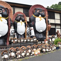 1万体のタヌキがお出迎え 信楽焼の魅力発信 滋賀「たぬき村」 [写真