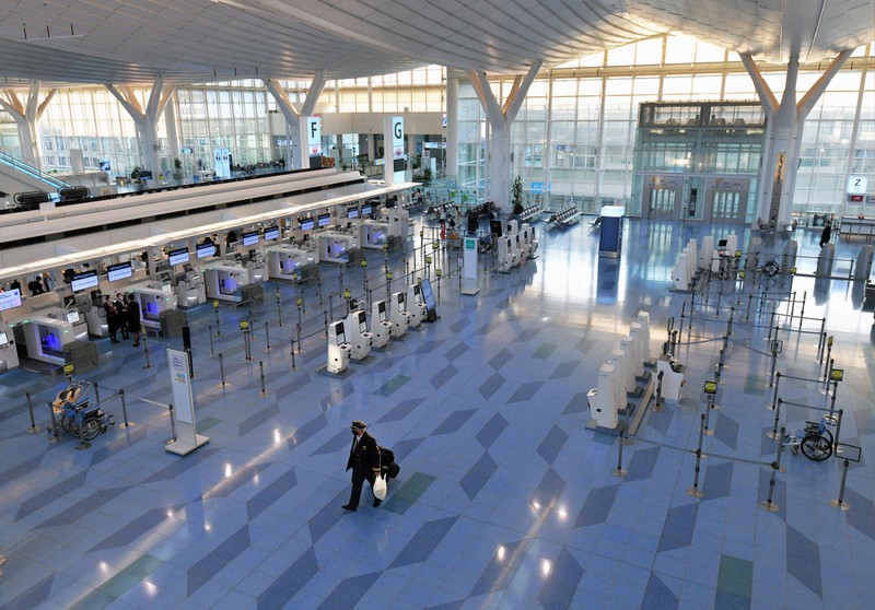 コロナ禍で空港の国際線ターミナルは閑散としている(羽田空港の国際線出発ロビー)=2020年12月28日、手塚耕一郎撮影