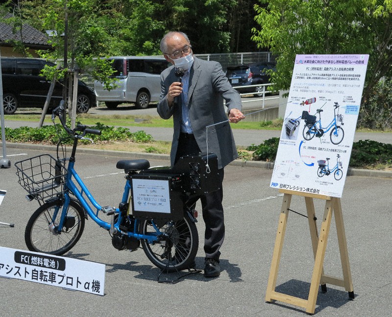 山梨発の電動アシスト自転車 高性能燃料電池搭載車を公開 産官学連携