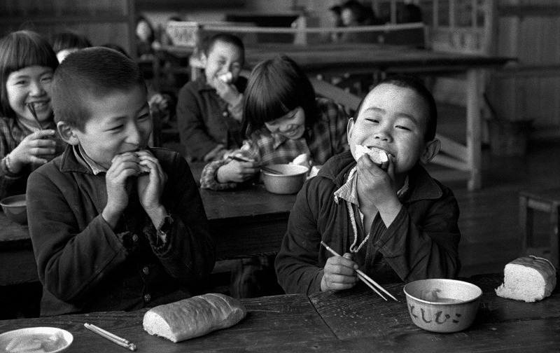 レトロ 子供 パン 食べる イメージ 蔵出しPhotoアーカイブ 「笑顔育む食」 [写真特集1/16] | 毎日新聞