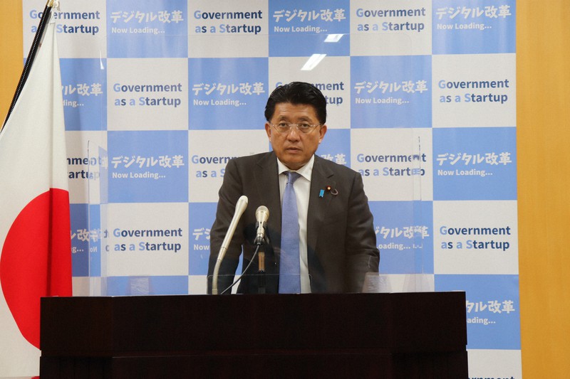 記者会見に臨む平井卓也デジタル改革担当相=東京都千代田区で2021年6月1日午前9時37分、後藤豪撮影