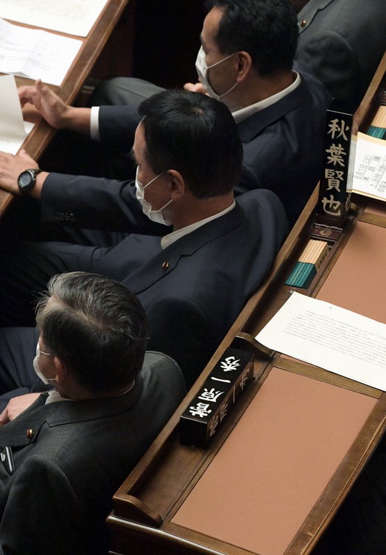菅原一秀前経済産業相が衆院本会議を欠席したため、倒されたままの氏名標(手前)=国会内で2021年6月1日午後1時1分、竹内幹撮影